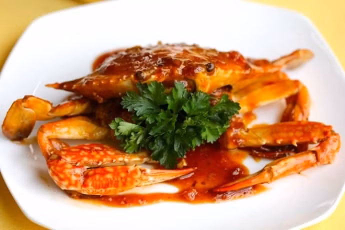 Ghẹ hấp me là món hải sản đặc trưng không thể thiếu trong thực đơn của du khách khi đến Cửa Lò. Ghẹ tươi được hấp cùng nước cốt me chua ngọt, tạo nên sự hòa quyện hoàn hảo giữa vị ngọt của ghẹ và vị chua cay của me. Món ăn này không chỉ dễ ăn mà còn có hương vị đậm đà, rất dễ gây nghiện cho thực khách. Ảnh VnTrip