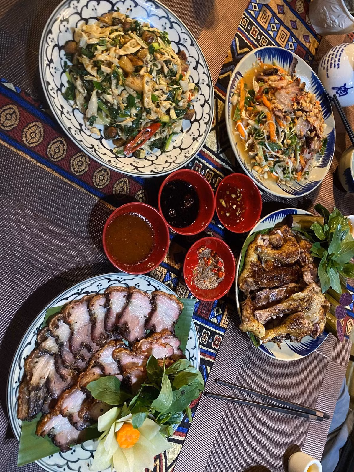 Còn nếu du khách muốn một lịch trình tiết kiệm nhưng vẫn đầy đủ trải nghiệm, tour Pù Luông 2 ngày 1 đêm của Saigontourist sẽ đưa du khách đến những điểm đẹp nhất của khu vực, tham gia các hoạt động dã ngoại thú vị và tìm hiểu văn hóa đặc sắc của người dân địa phương. Ảnh