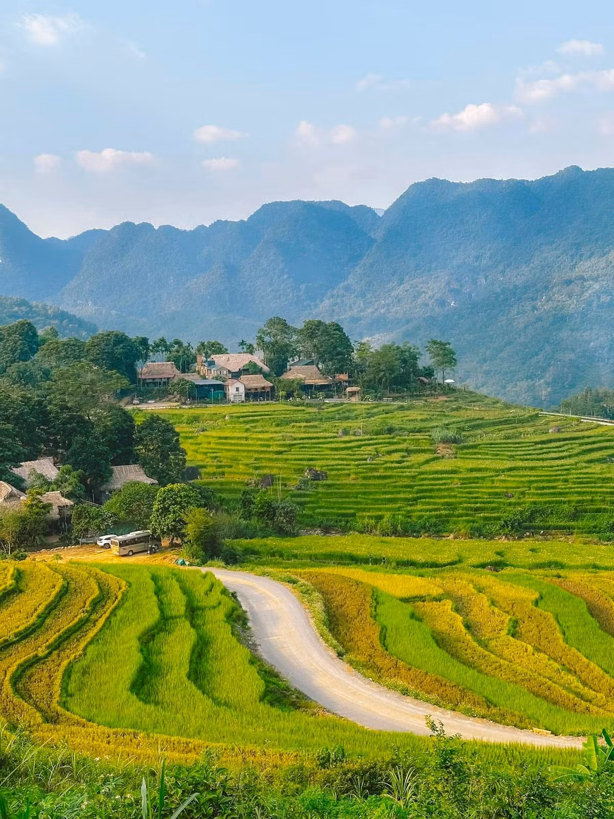 Không thể không nhắc đến những chuyến trekking vào sâu trong các bản làng, khám phá thác Pù Luông, nơi dòng nước trong xanh đổ xuống từ trên cao, hay chinh phục đỉnh núi để ngắm toàn cảnh vùng đất xanh tươi và hùng vĩ. Ảnh Văn Phong