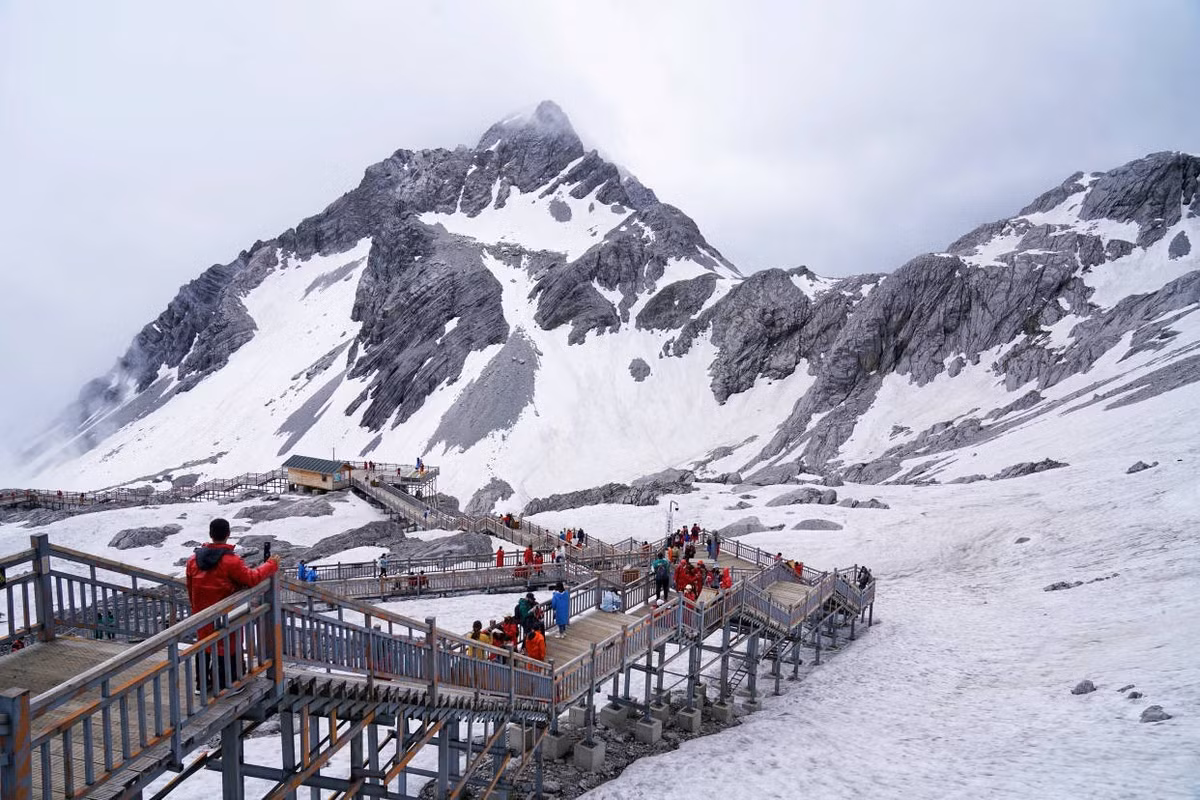 Lệ Giang nổi bật với núi tuyết Long Hổ hùng vĩ và cổ trấn thơ mộng, là lựa chọn hoàn hảo cho du khách muốn kết hợp ngắm tuyết và trải nghiệm văn hóa truyền thống. Ảnh TimTravel