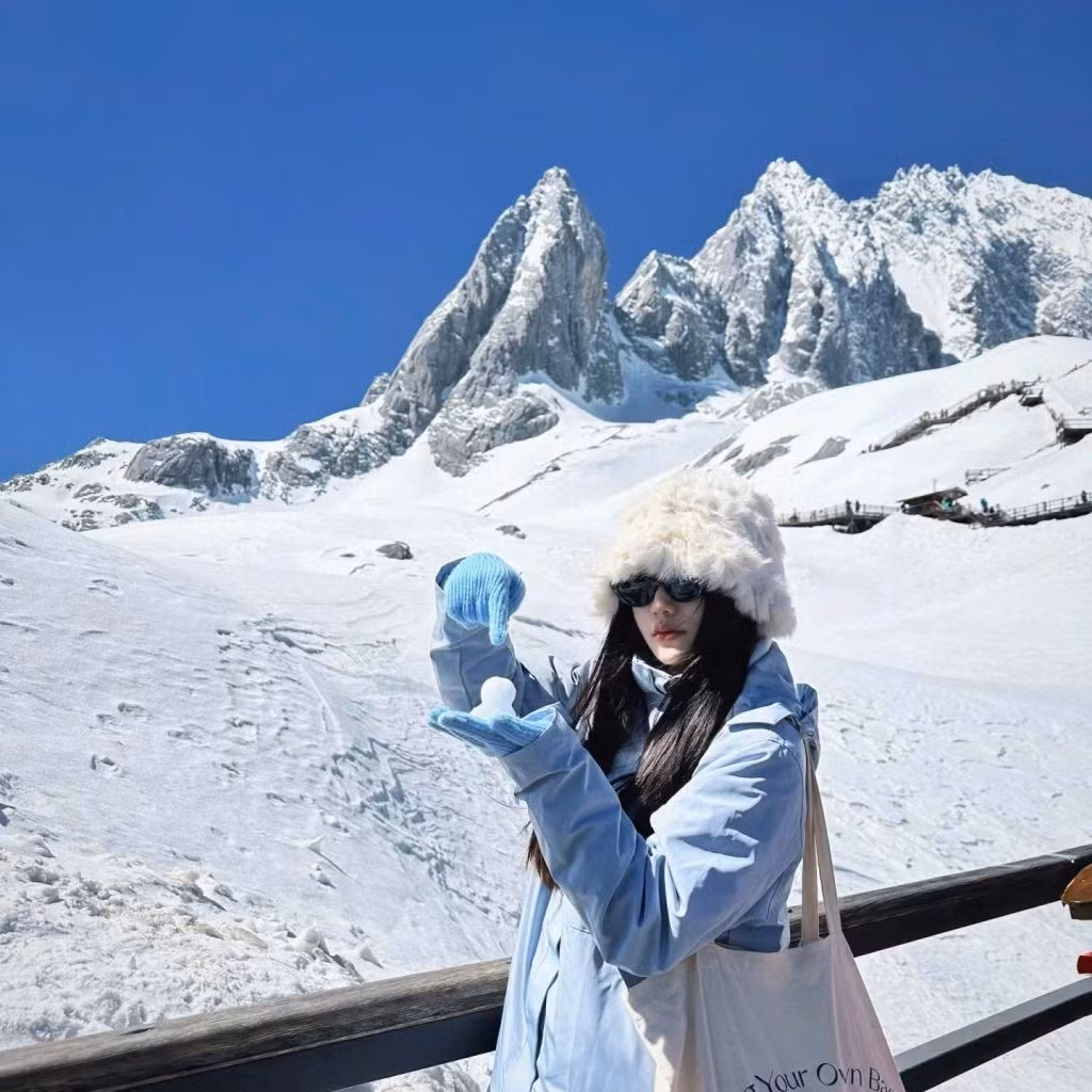 Cảnh quan tuyệt đẹp của Lệ Giang cổ trấn, những con phố lát đá và mái nhà cổ phủ tuyết tạo nên khung hình mùa đông nên thơ, lãng mạn. Tour 5 ngày 4 đêm dao động từ 14,9 triệu đồng/người. Ảnh QuananhTravel