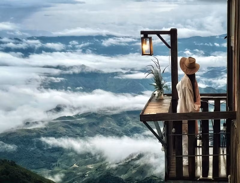 Du khách có thể trekking qua các cung đường núi để tận hưởng không khí trong lành, khám phá rừng xanh và thung lũng phía dưới. Ảnh Maria Trần