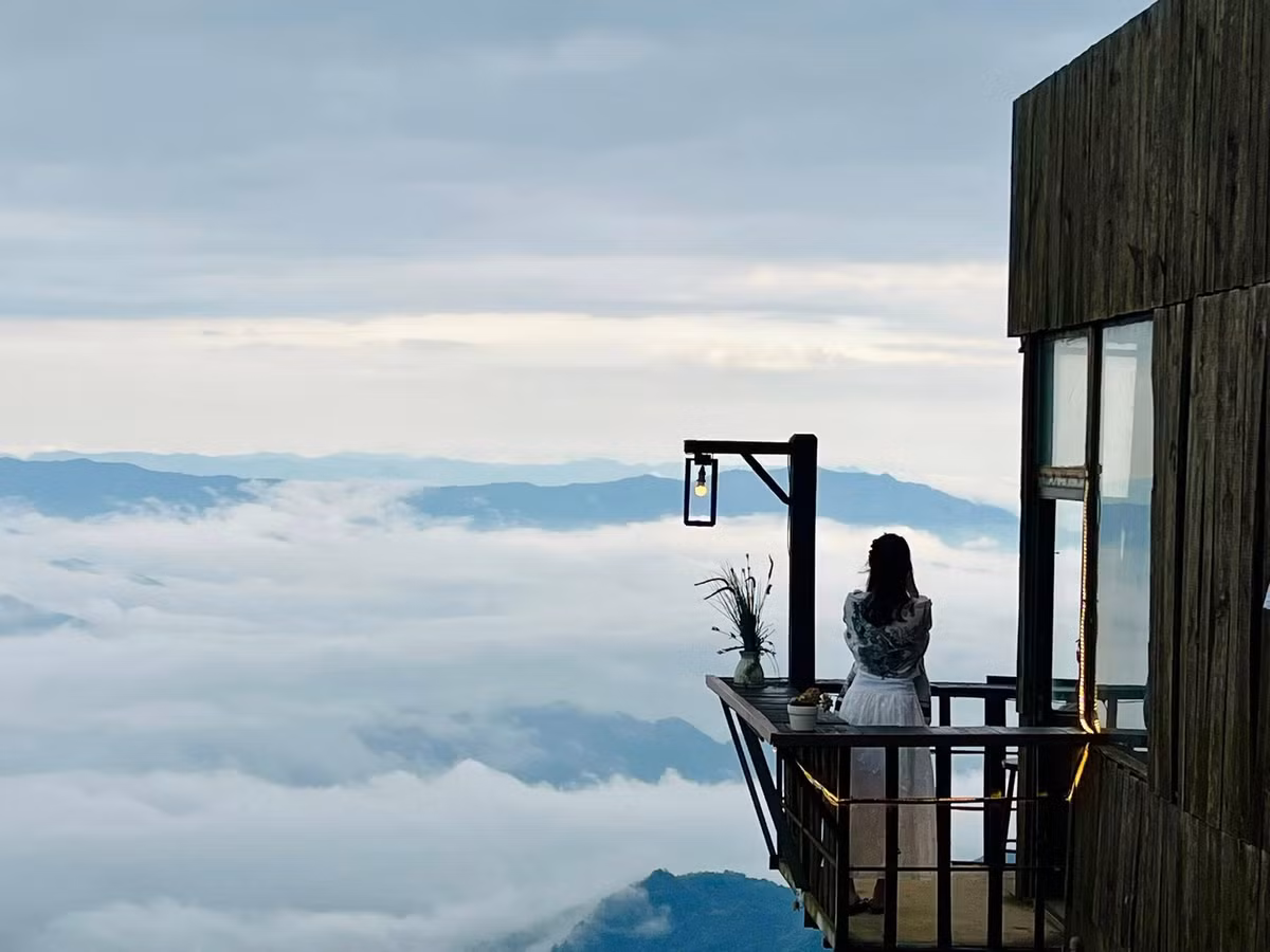 Mùa mây là thời điểm tuyệt vời nhất để lên Đỉnh Gió. Khi bình minh vừa ló rạng hay hoàng hôn buông xuống, ánh sáng chiếu xuyên qua lớp mây, tạo nên những dải màu huyền ảo, khiến khung cảnh càng trở nên lãng mạn, vừa huyền bí vừa mê hoặc. Ảnh Dương Đại