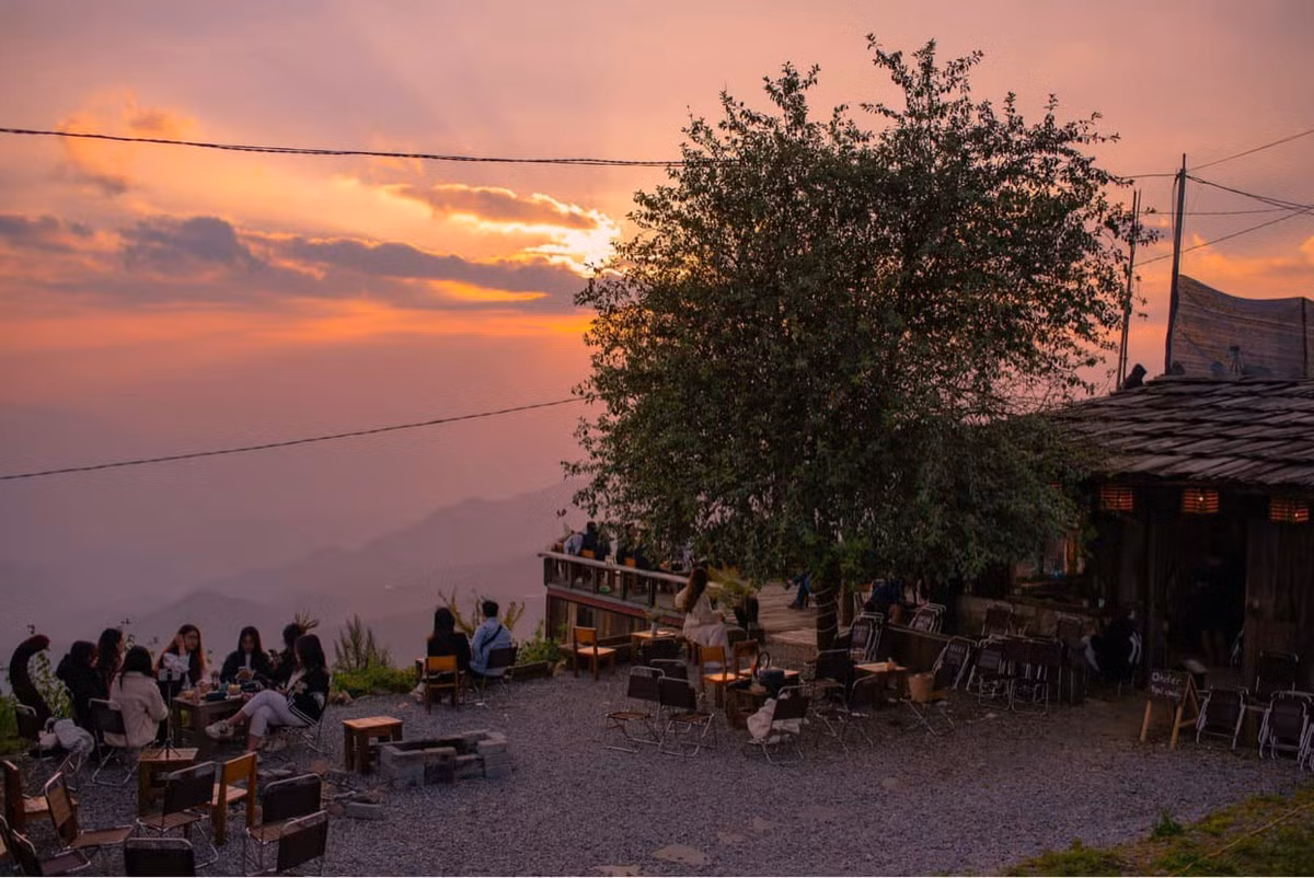 Nếu du khách từng mơ về một lần chạm tay vào biển mây trắng đẹp như tranh, Đỉnh Gió Tà Xùa chính là điểm đến không thể bỏ qua. Ảnh Hiên