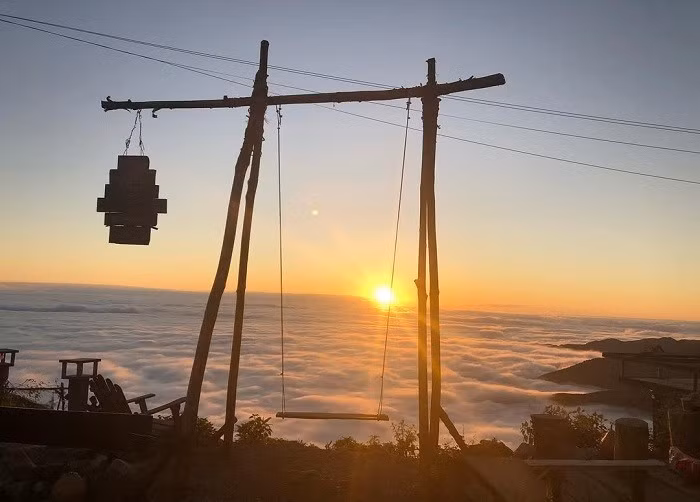 Nhiều du khách nhận xét rằng, cảnh đẹp ở đây còn “ấn tượng hơn phim” hay những bức tranh AI từng vẽ – một nét đẹp nguyên sơ do mẹ thiên nhiên dày công tạo dựng. Ảnh Cà phê Đỉnh Gió