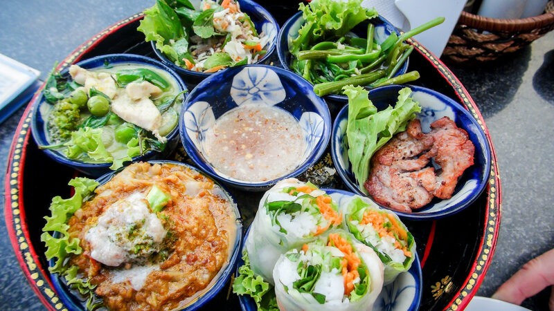 “Ẩm thực Campuchia là sự giao thoa giữa thời kỳ hưng thịnh của đế chế Khmer và dấu ấn văn hóa Pháp”, Travel + Leisure nhận định. Các món ăn mang hương vị đặc trưng của thảo mộc tươi, gia vị ấm, mắm cá lên men prahok và nguồn thủy sản nước ngọt phong phú. Dưới đây là 8 món đường phố tiêu biểu, được xem như những lát cắt sinh động nhất của ẩm thực Campuchia. Ảnh Internet