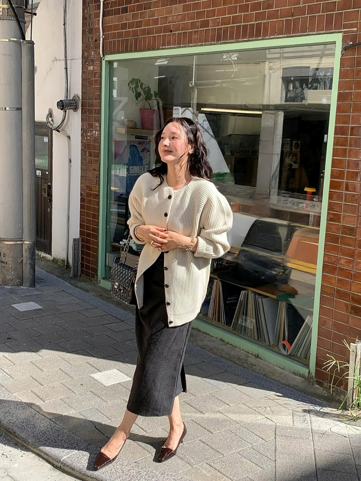 Về màu sắc, ngoài các gam trung tính như kem, be, nâu nhạt, cardigan đỏ đô, xanh lá trầm hay hồng phấn giúp outfit mang không khí Tết rõ ràng hơn. Item này dễ phối cùng váy liền, quần jeans hay chân váy midi, phù hợp nhiều phong cách khác nhau. Ảnh minh họa