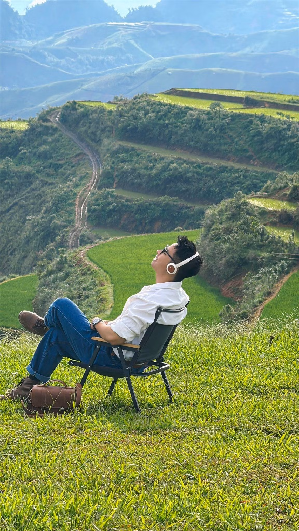 Nếu may mắn đến vào dịp lễ hội hoặc ngày chợ phiên, du khách sẽ có cơ hội hòa mình vào không khí tươi vui, cùng trải nghiệm các món ăn truyền thống như mèn mén, thịt trâu gác bếp, rượu ngô... đậm chất vùng cao. Ảnh Quang Kiên