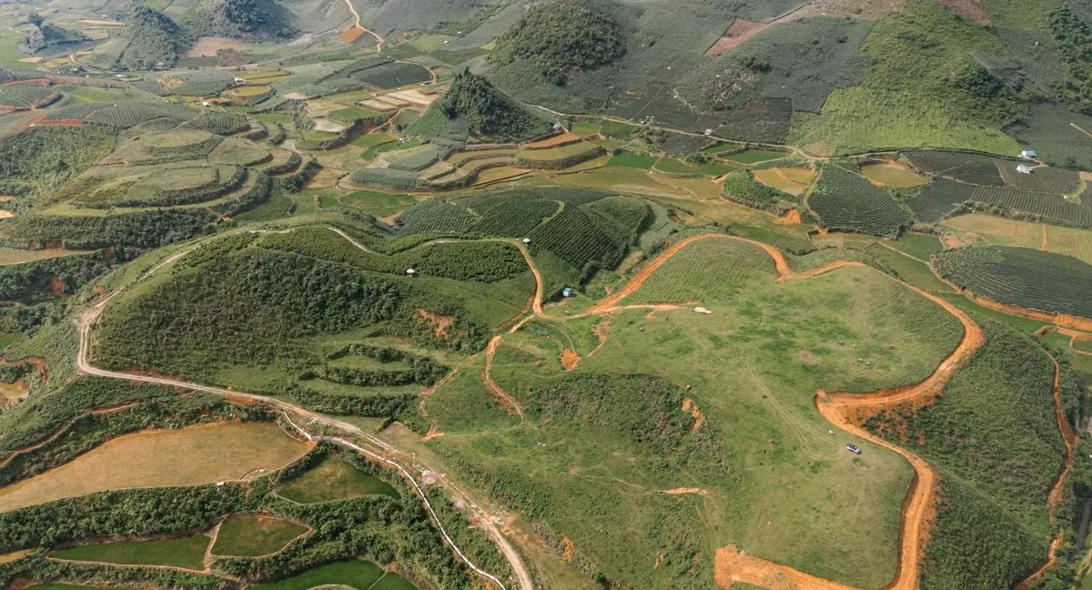 Suối Bon nằm nép mình giữa một thung lũng rộng lớn, bao quanh là núi non trập trùng, ruộng bậc thang uốn lượn và đồi cỏ xanh mướt. Khác với sự náo nhiệt của các điểm du lịch nổi tiếng, bản Suối Bon mang đến cảm giác tĩnh lặng, bình yên – rất phù hợp cho những ai tìm kiếm nơi nghỉ dưỡng trong lành và gần gũi với thiên nhiên. Ảnh Quang Kiên