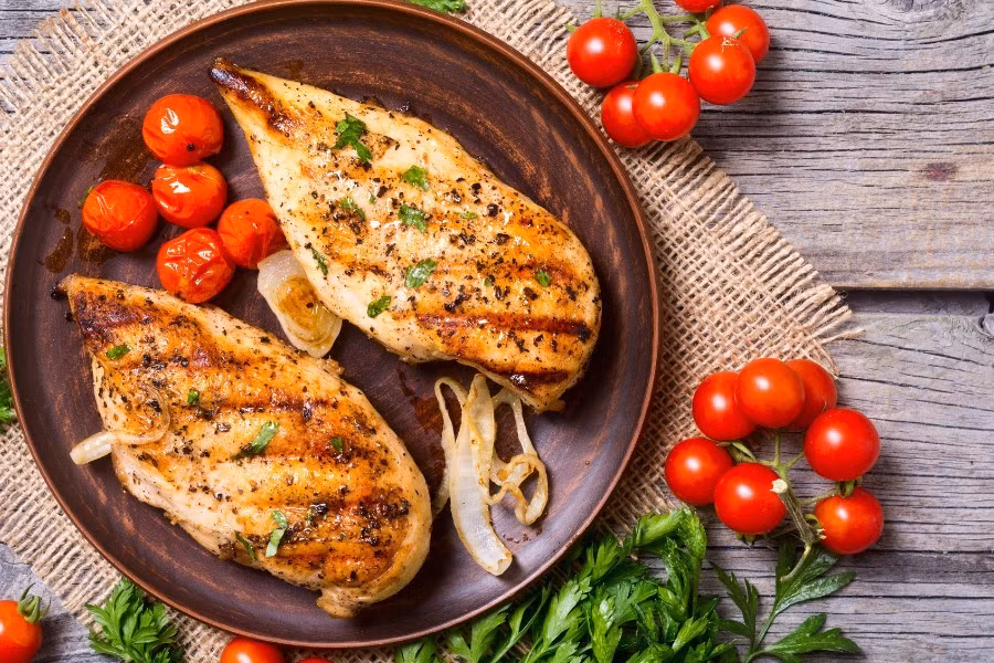 Cách chế biến: Cắt ức gà thành lát mỏng, ướp chút rượu, tiêu và muối, sau đó chiên chảo không dính cho vàng hai mặt. Món ăn thơm, mềm và hấp dẫn, ngay cả trẻ nhỏ cũng dễ thích. Ảnh minh hoạ