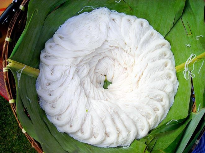 Người tiêu dùng có thể sử dụng que thử hàn the bán sẵn hoặc thử với bột nghệ. Nếu bún chuyển sang màu xám, cần loại bỏ ngay vì khả năng cao đã bị pha trộn chất cấm. Ảnh minh họa