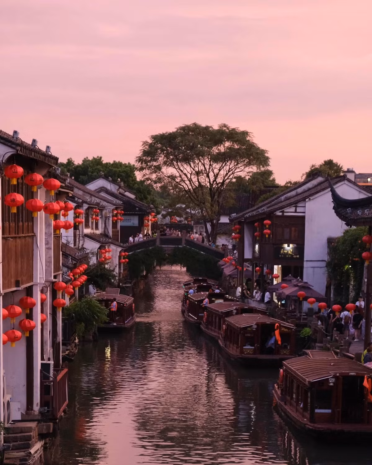 Khi hoàng hôn buông xuống, ánh đèn từ những tòa nhà phản chiếu xuống mặt hồ tạo nên khung cảnh lung linh, khiến du khách ngỡ như đang đứng giữa một thành phố châu Âu.