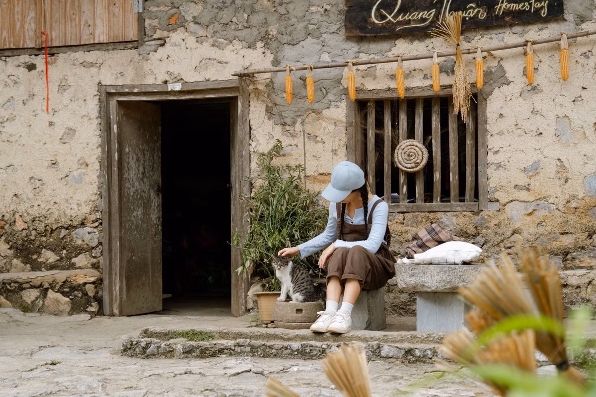 Những ngôi nhà trình tường, lễ hội dân gian, điệu hát then, đàn tính hay trang phục truyền thống đều mang dấu ấn riêng, khiến hành trình khám phá nơi đây trở nên sống động và giàu trải nghiệm. Ảnh thong dong