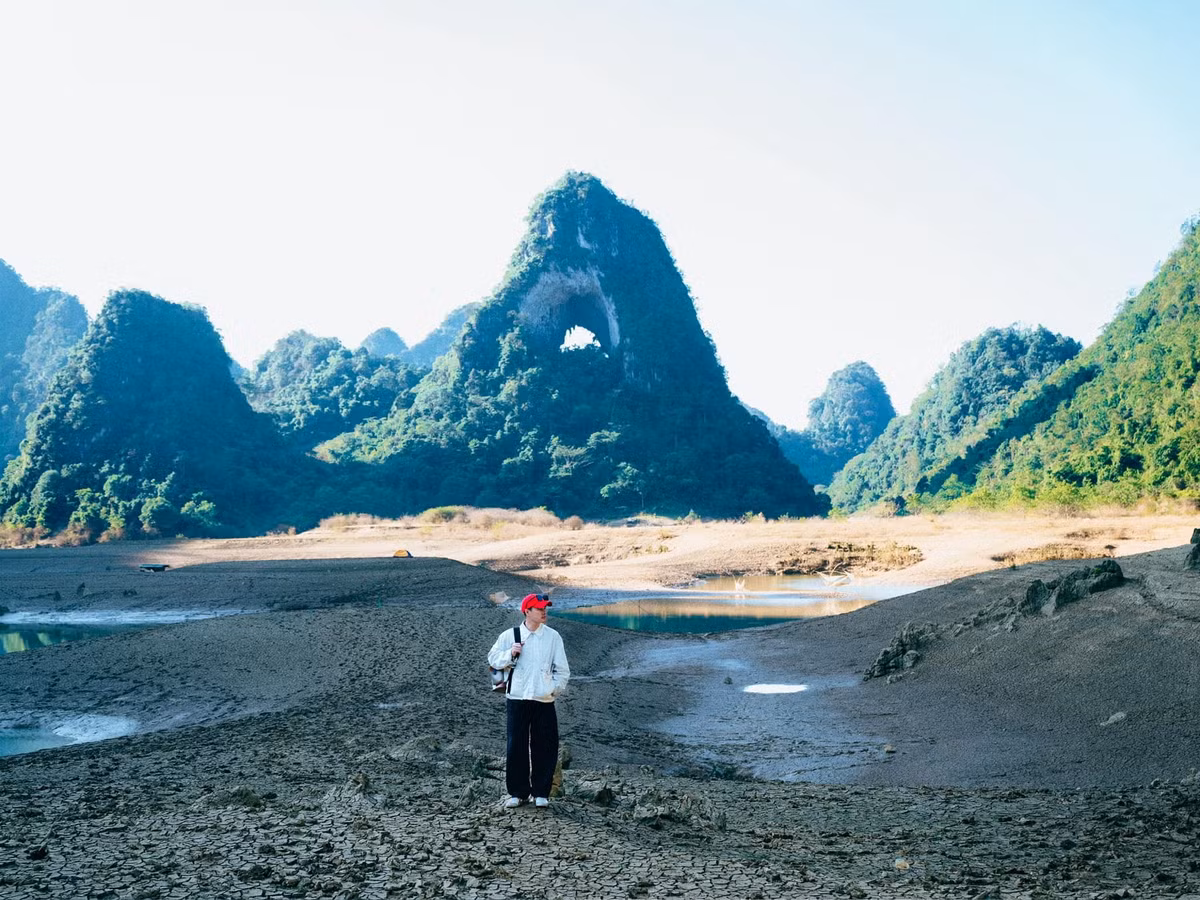 Núi Thủng (hay Núi Mắt Thần), thuộc quần thể hồ Thang Hen, cách trung tâm khoảng 40 km, là địa điểm lý tưởng cho những ai yêu thích khung cảnh bình yên. Cánh đồng cỏ mênh mông dưới chân núi, những chú ngựa thảnh thơi gặm cỏ, cùng bầu không khí trong lành, tạo cơ hội dựng trại và nghỉ ngơi giữa thiên nhiên. Do đường đi khá khó, du khách nên thuê hướng dẫn địa phương am hiểu địa hình để di chuyển an toàn. Ảnh Phạm Trọng Nghĩa