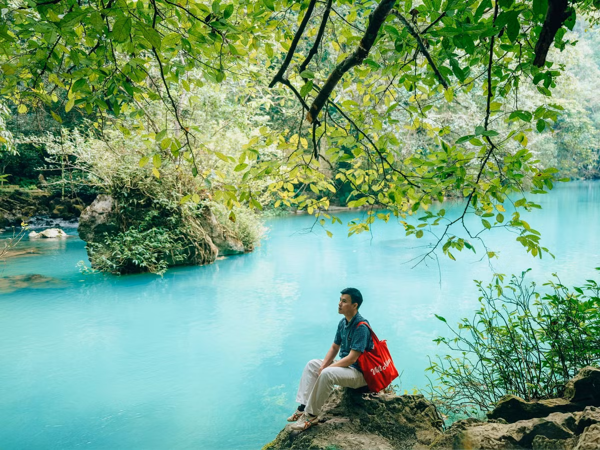 Để trải nghiệm Cao Bằng trọn vẹn, du khách nên chuẩn bị trang phục phù hợp với thời tiết núi rừng, đặt phòng trước tại homestay gần thác Bản Giốc, và cân nhắc thuê hướng dẫn địa phương khi khám phá các khu vực khó đi. Thời điểm từ tháng 9 đến cuối năm là lý tưởng để ngắm lúa chín vàng, thác nước hùng vĩ và hoa dã quỳ, hoa tam giác mạch nở rộ, mang đến những bức ảnh tuyệt đẹp và kỷ niệm khó quên. Ảnh Phạm Trọng Nghĩa
