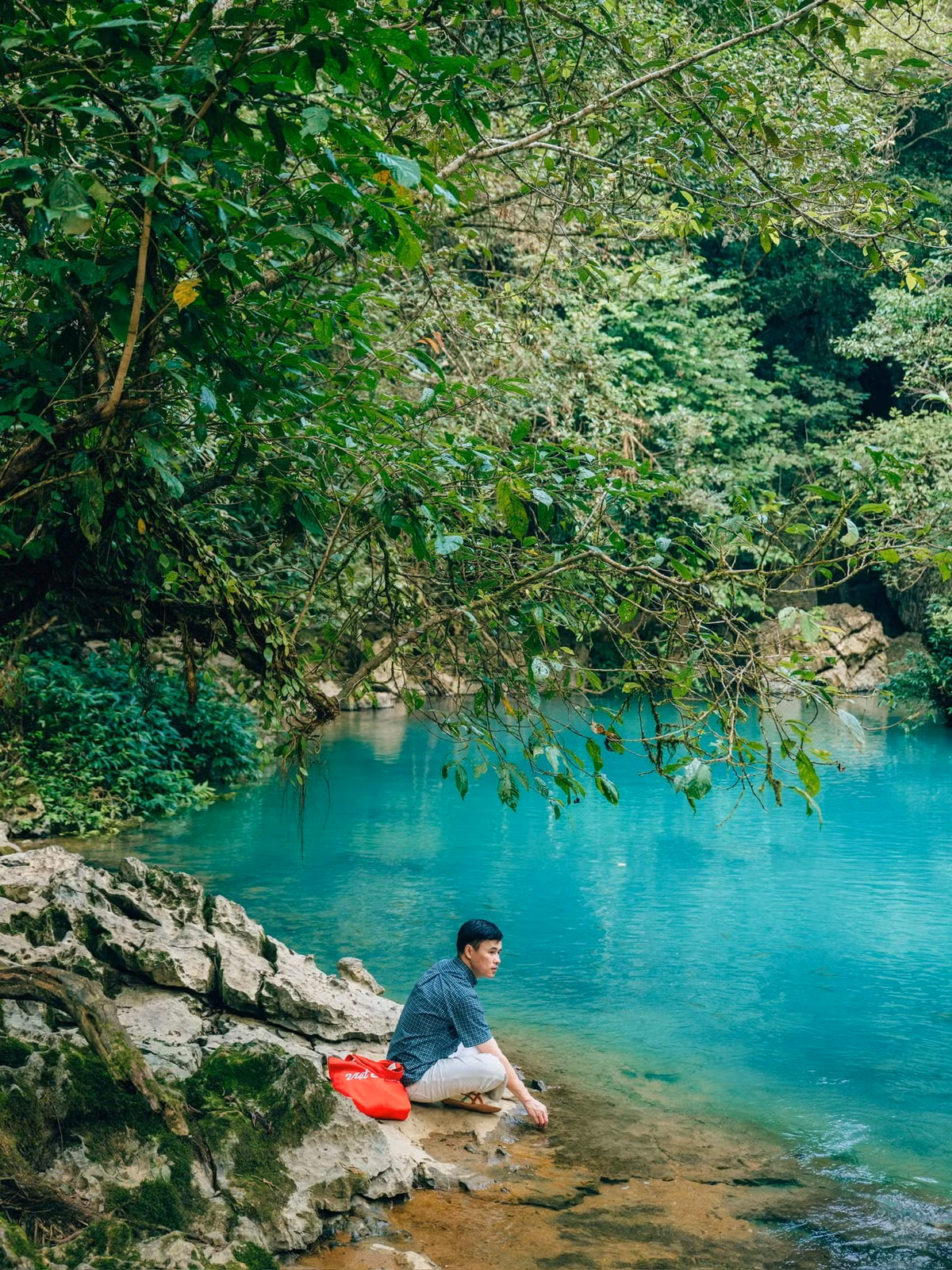 Cao Bằng còn nhiều điểm đến hấp dẫn khác: Động Ngườm Ngao với nhũ đá kỳ ảo, hồ Thang Hen trong xanh, khu du lịch sinh thái Phia Oắc và Phia Đén hay những làng nghề truyền thống lâu đời. Ảnh Phạm Trọng Nghĩa