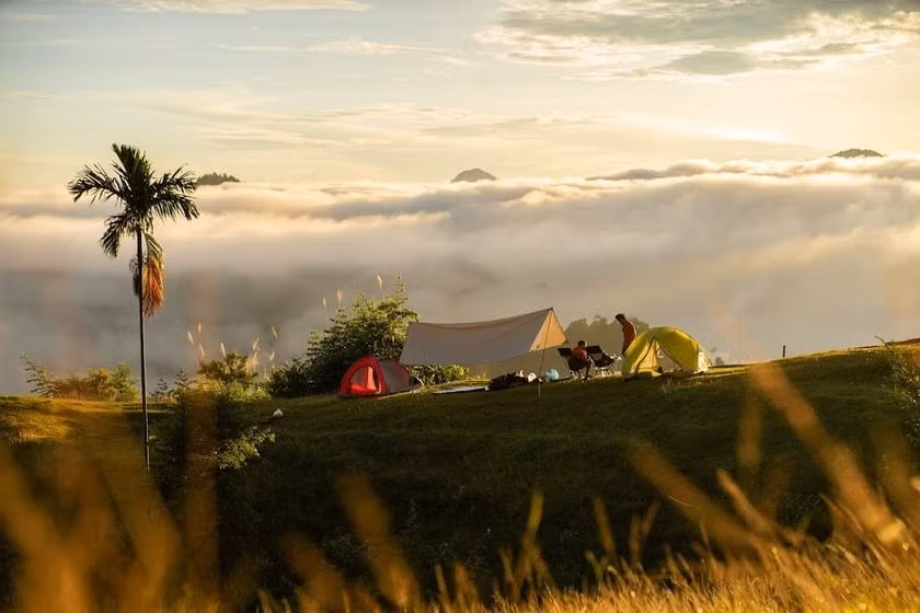 Không chỉ là một chuyến đi để “check-in” cùng biển mây, săn mây trên nóc Tăk Pổ còn là hành trình để du khách cảm nhận trọn vẹn vẻ đẹp nguyên bản của núi rừng Đà Nẵng nơi sự hối hả của đô thị dường như bị bỏ lại phía sau. Ảnh Trần Trung Hiếu