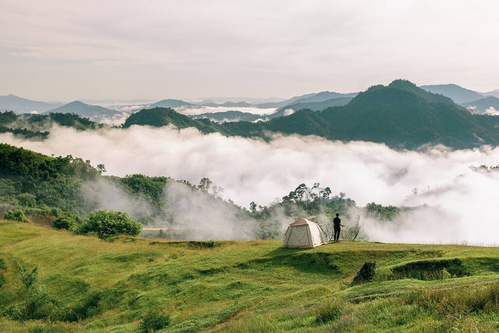 Nếu du khách đã quá quen với những biểu tượng của Đà Nẵng như bán đảo Sơn Trà, Ngũ Hành Sơn hay phố cổ Hội An, thì Tăk Pổ là một thế giới hoàn toàn khác – tĩnh lặng, nguyên sơ và mang trong mình nhịp sống chậm rãi của núi rừng. Ảnh Nguyễn Thanh Cường