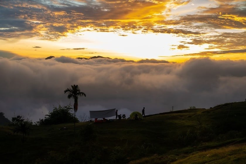 Đường lên Tăk Pổ hiện chưa được khai thác du lịch bài bản, song chính điều đó lại khiến hành trình này trở nên thú vị hơn. Nhiều nhóm du khách trẻ chọn tự mang theo lều, túi ngủ, bếp dã chiến và lương thực để cắm trại qua đêm, đợi khoảnh khắc “săn mây” vào sáng sớm. Ảnh Trần Trung Hiếu