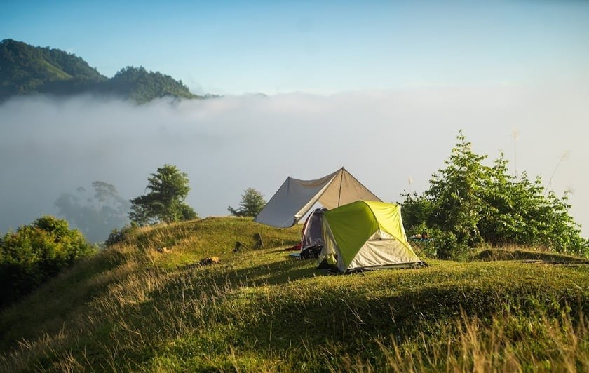 Hiện khu vực Tăk Pổ chưa có dịch vụ du lịch chuyên nghiệp, vì vậy những chuyến đi thường do các nhóm nhỏ tự tổ chức hoặc kết hợp cùng hướng dẫn viên địa phương. Du khách nên chuẩn bị kỹ lưỡng về trang phục, dụng cụ trekking, thực phẩm và nước uống, đặc biệt là giữ gìn vệ sinh môi trường, không xả rác trong rừng.