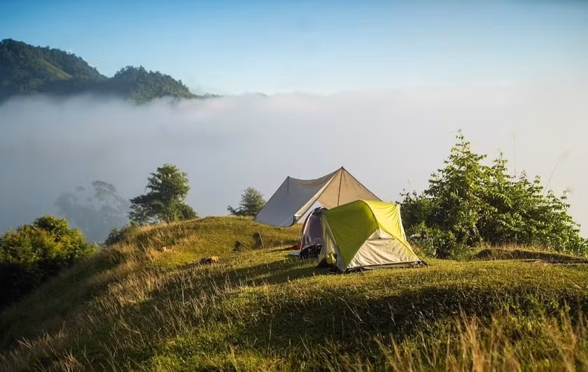 Hiện khu vực Tăk Pổ chưa có dịch vụ du lịch chuyên nghiệp, vì vậy những chuyến đi thường do các nhóm nhỏ tự tổ chức hoặc kết hợp cùng hướng dẫn viên địa phương. Du khách nên chuẩn bị kỹ lưỡng về trang phục, dụng cụ trekking, thực phẩm và nước uống, đặc biệt là giữ gìn vệ sinh môi trường, không xả rác trong rừng.