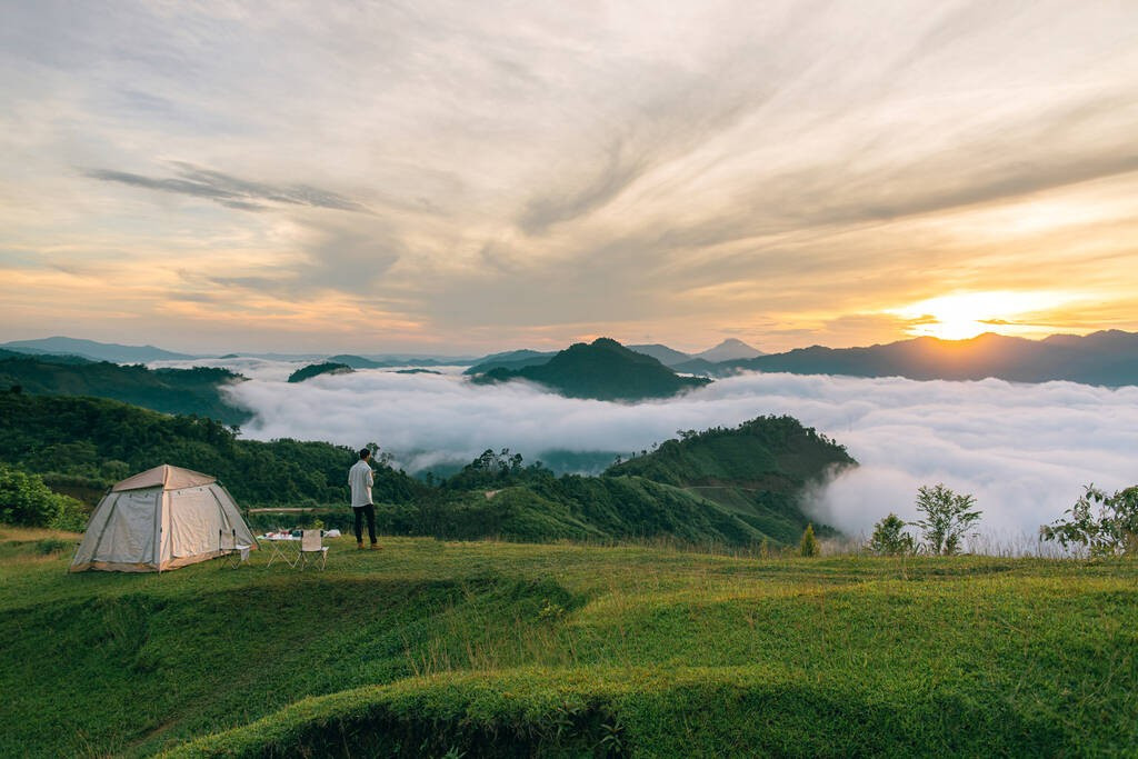Cung đường trekking dẫn qua những sườn núi phủ rêu xanh, những rẫy lúa bậc thang xen lẫn nếp nhà của đồng bào dân tộc thiểu số. Ảnh Nguyễn Thanh Cường