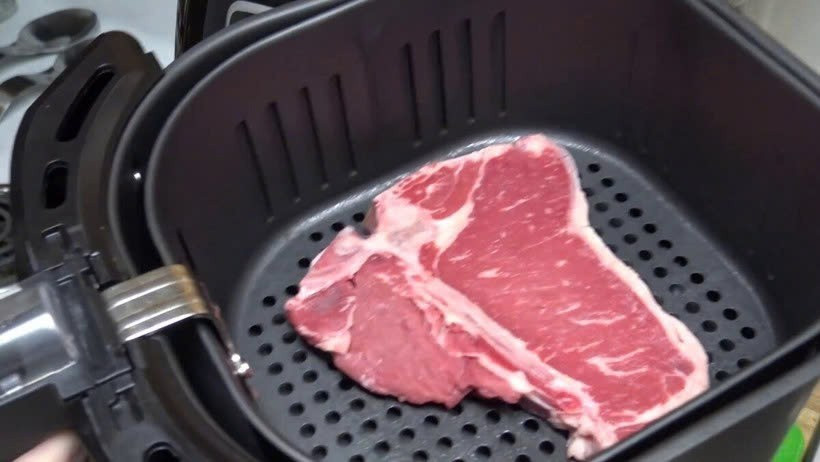 Đồng thời, phần ngoài thực phẩm dễ chín trước trong khi bên trong vẫn còn sống, dẫn đến món ăn không đạt chuẩn, mất an toàn vệ sinh. Vì vậy, thực phẩm cần được rã đông hoàn toàn trước khi chế biến. Ảnh minh họa