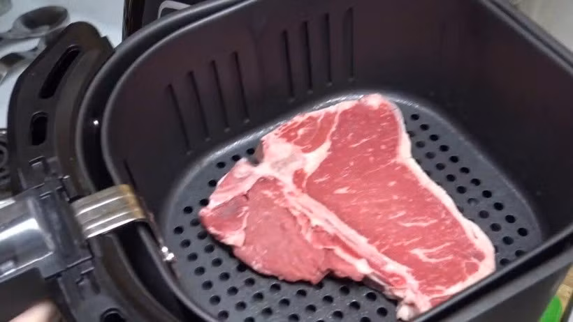 Đồng thời, phần ngoài thực phẩm dễ chín trước trong khi bên trong vẫn còn sống, dẫn đến món ăn không đạt chuẩn, mất an toàn vệ sinh. Vì vậy, thực phẩm cần được rã đông hoàn toàn trước khi chế biến. Ảnh minh họa