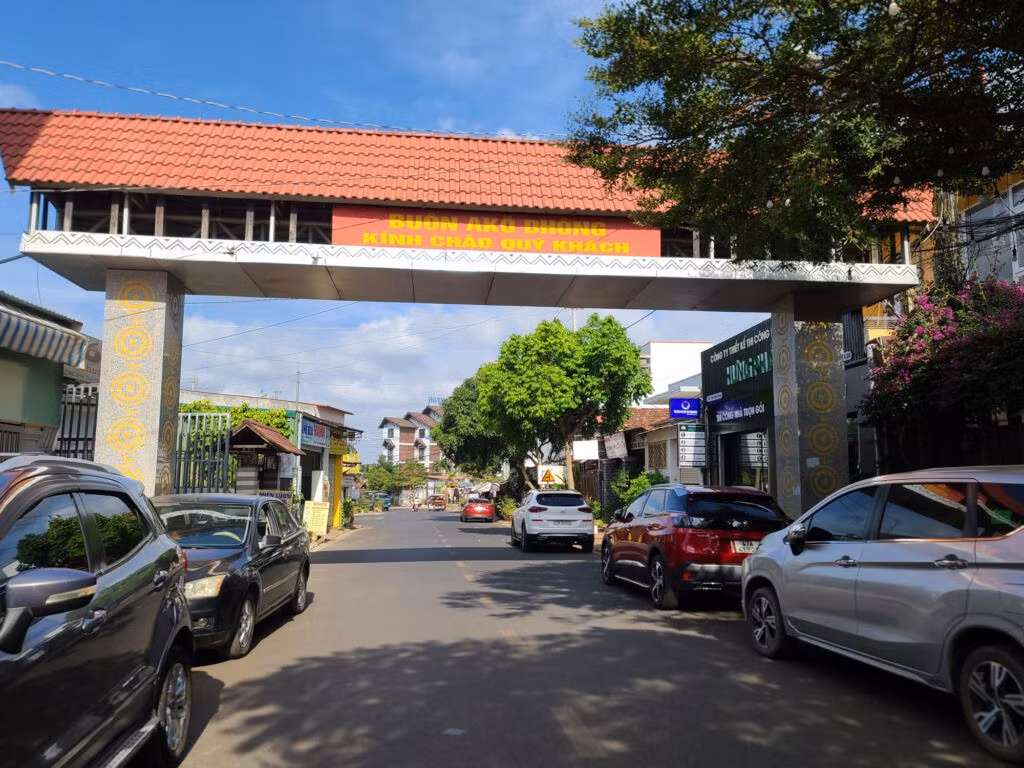 Nằm ngay trung tâm phường Buôn Ma Thuột (Đắk Lắk), buôn Akô Dhông được ví như “ốc đảo văn hóa” giữa lòng phố núi. Ảnh lalago