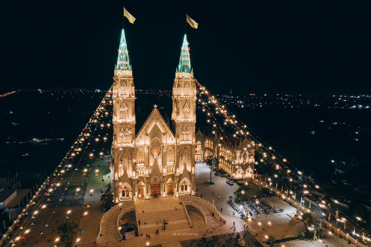 Vẫn giữ phong cách Gothic đặc trưng, Song Vĩnh được trang trí đèn và tiểu cảnh lộng lẫy, trở thành điểm check-in thu hút người dân mỗi đêm. Không gian rộng rãi, thoáng đãng phù hợp cho gia đình và nhóm bạn đông người. Ảnh Minh Sang