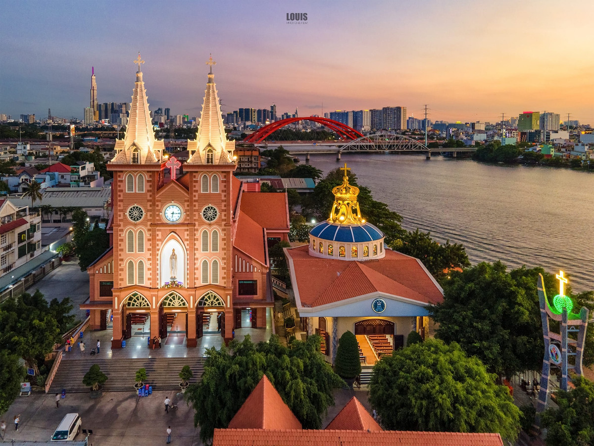 Khác với sự nhộn nhịp ở trung tâm, nhà thờ Fatima Bình Triệu (phường Hiệp Bình) mang đến không gian yên bình, thanh tịnh. Nằm bên dòng sông Sài Gòn, công trình kết hợp kiến trúc Gothic và hơi hướng hiện đại, được chiếu sáng nghệ thuật tạo điểm nhấn. Không gian nhẹ nhàng, yên tĩnh là lựa chọn lý tưởng cho các cặp đôi và gia đình muốn tận hưởng khoảnh khắc Giáng sinh mà không quá đông đúc. Ảnh Fanpage Nhà thờ Fatima Bình Triệu