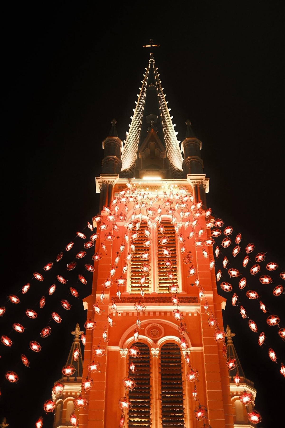 Các góc chụp tinh tế, từ sân vườn đến mặt tiền, khiến Tân Định trở thành địa điểm được yêu thích nhất TP HCM, đặc biệt với những bức ảnh nổi bật giữa đêm tối. Ảnh Thành Đạt Phan