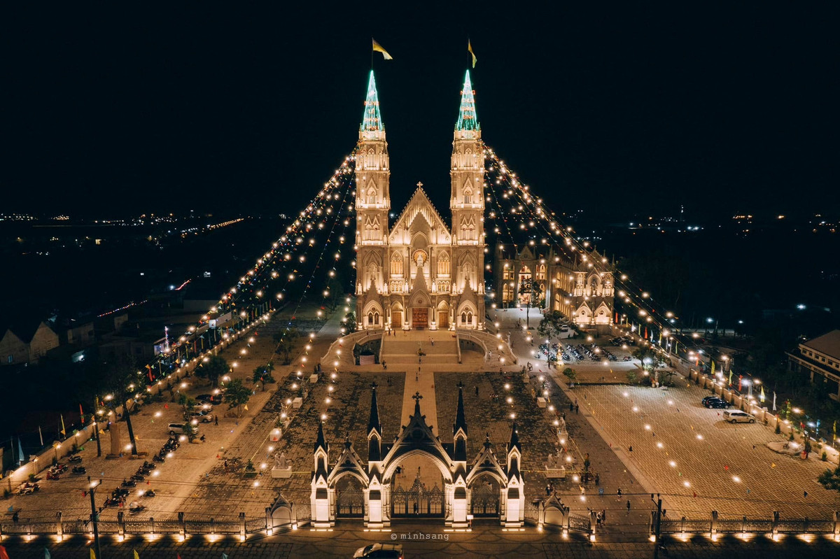 Du khách đến check-in mùa lễ hội nên lưu ý: đi sớm trước 19h để tránh kẹt xe, chọn trang phục sáng màu để nổi bật, tôn trọng không gian tôn giáo và gửi xe tại bãi dân sinh lân cận để tiết kiệm thời gian di chuyển.