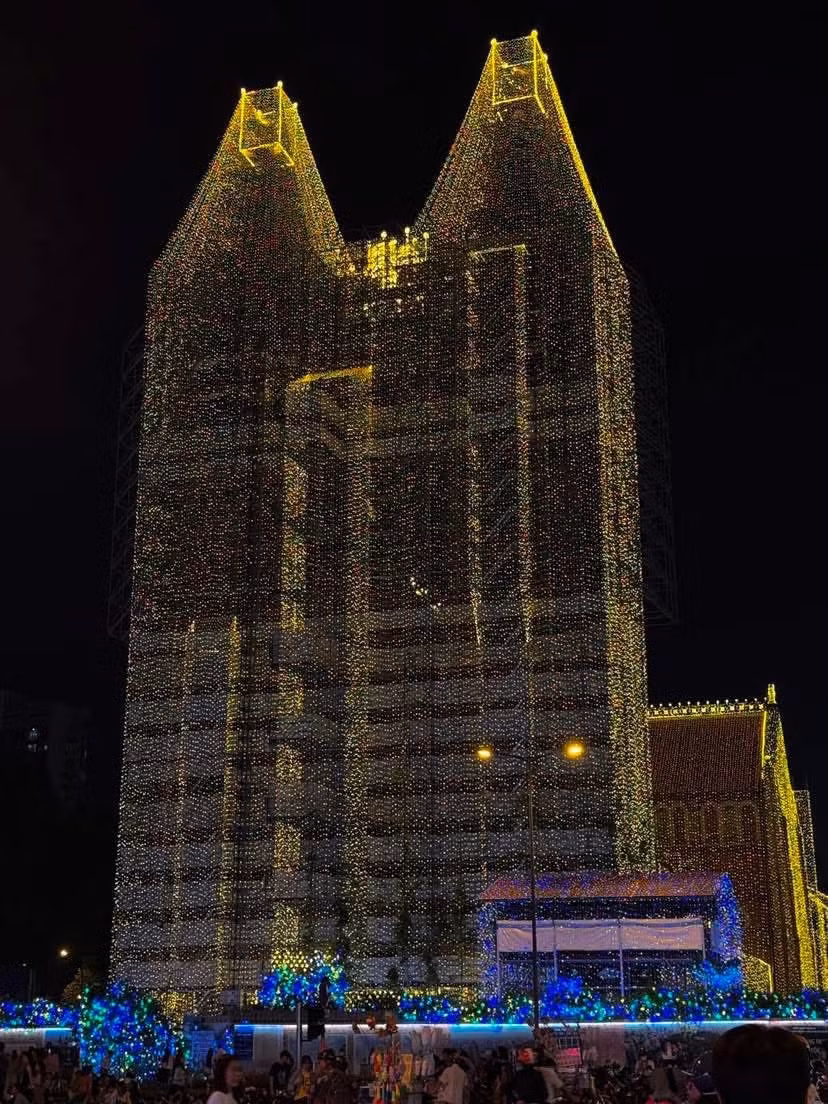 Nhà thờ Đức Bà Sài Gòn, biểu tượng kiến trúc Pháp, luôn là điểm check-in hút khách nhất dịp lễ. Năm nay, công trình được thắp sáng bằng 1.000 km đèn LED từ 29/11/2025 - 5/1/2026. Đèn được bật từ 18h45 đến khuya, riêng giai đoạn 8/12/2025- 5/1/2026, ánh sáng rực rỡ kéo dài đến 2h sáng hôm sau. Ảnh Trần Lý Gia Huy