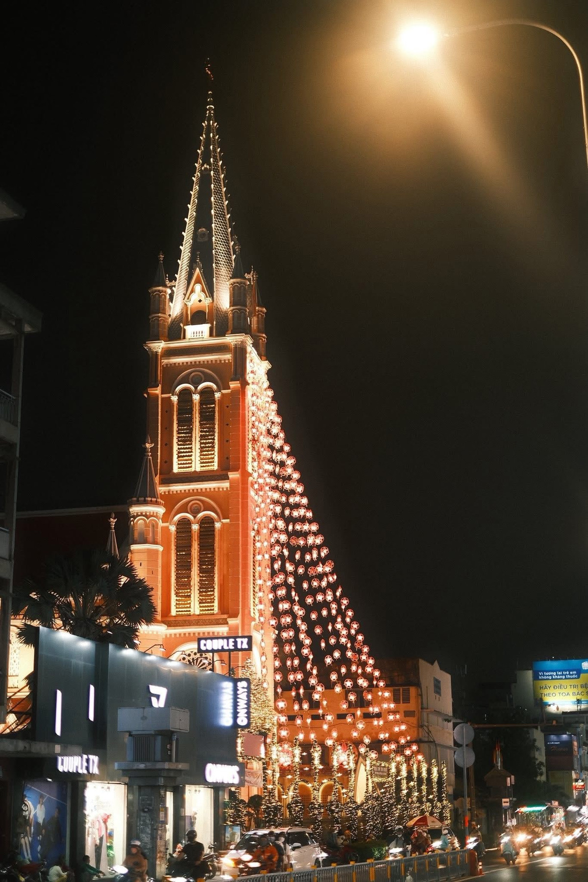 Tọa lạc tại phường Xuân Hòa, nhà thờ Tân Định hay còn gọi là “nhà thờ hồng” – nổi bật với gam màu hồng đặc trưng và kiến trúc châu Âu cổ điển. Công trình 150 tuổi này vốn đã thu hút khách quanh năm, nhưng vào dịp Giáng sinh càng lung linh hơn nhờ cây thông, đèn lồng và hệ thống chiếu sáng nghệ thuật. Ảnh Thành Đạt Phan