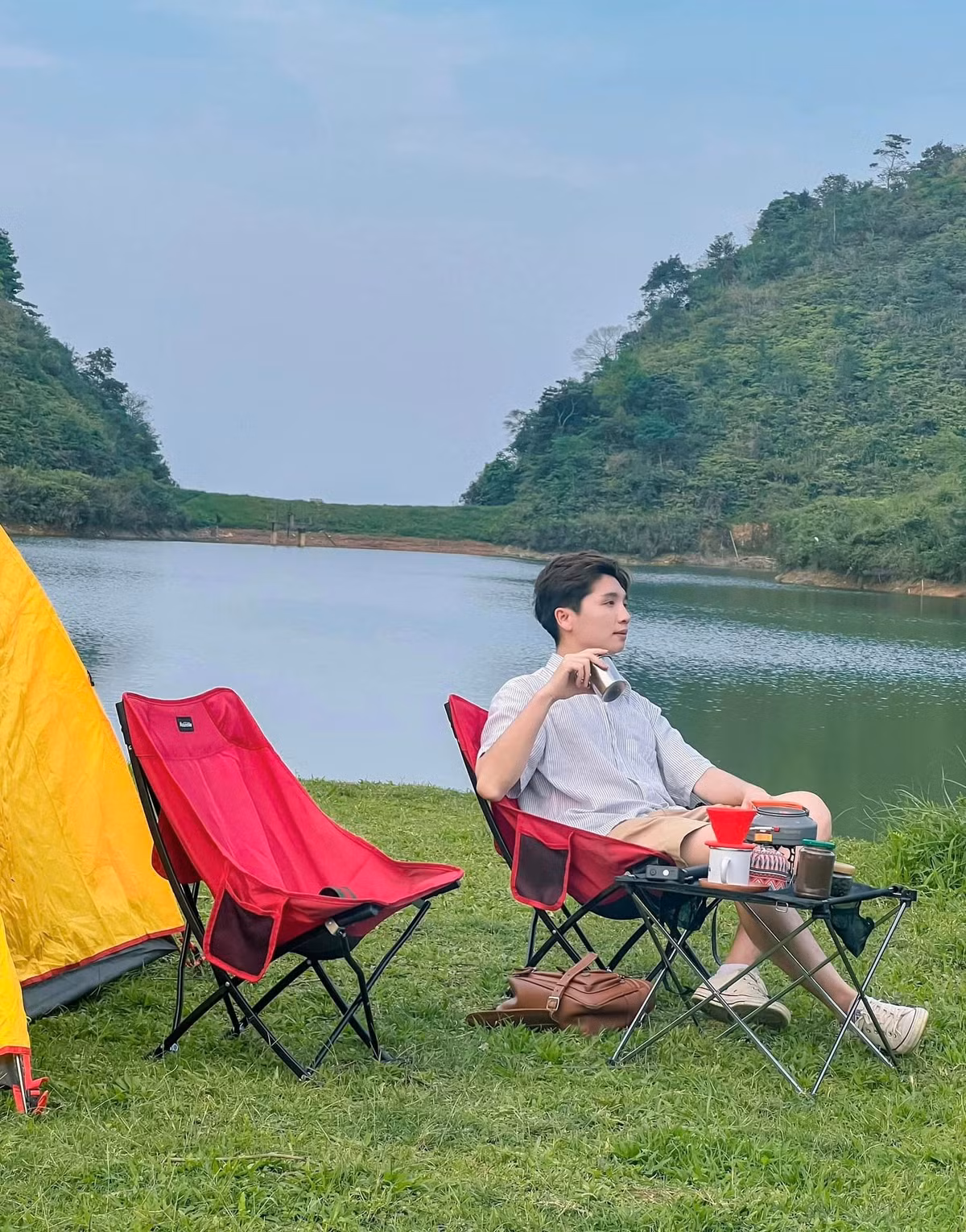 Dù hồ Sam Tạng rất hấp dẫn, nhưng do khu vực này còn khá hoang sơ và ít phát triển du lịch, du khách cần chuẩn bị kỹ lưỡng cho chuyến đi. Nếu du khách có ý định cắm trại qua đêm, hãy mang theo lều, đồ ăn, nước uống và các vật dụng cá nhân cần thiết. Đường vào hồ còn nhiều đoạn nhỏ, vì vậy việc đi theo nhóm và có hướng dẫn viên địa phương sẽ giúp chuyến đi an toàn và thuận tiện hơn. Ảnh Chu Đức Giang