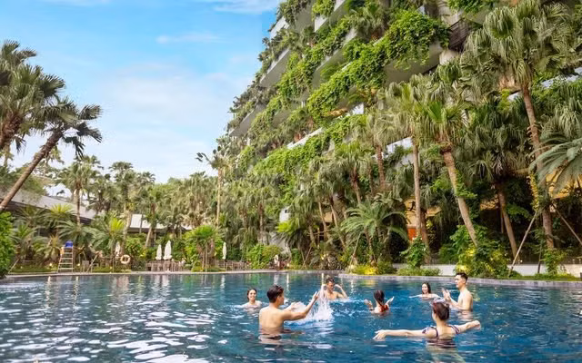 Một số khu còn tổ chức hoạt động chèo thuyền kayak, đạp xe quanh hồ, tiệc BBQ riêng tư cho các nhóm bạn hoặc gia đình. Không gian rộng rãi và khí hậu trong lành khiến nơi đây được ví như “ốc đảo” gần thủ đô. Ảnh Tâm Anh