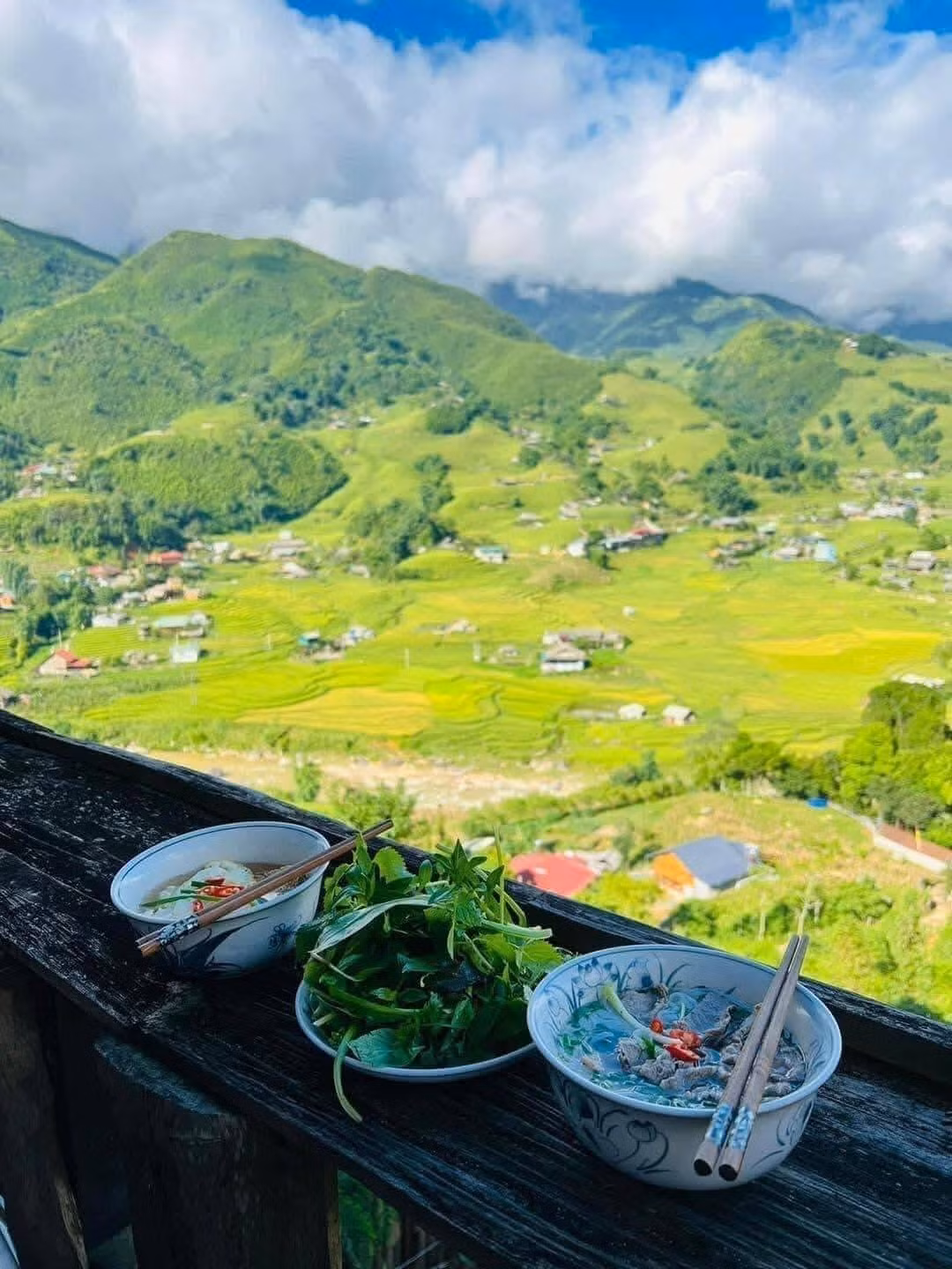 Mức giá tour dao động từ 950.000 đến 1.200.000 đồng/người, đã bao gồm hướng dẫn viên, ăn uống, vé tham quan và lưu trú. Một số đơn vị uy tín như Viettrekking Travel, Vietmountain Travel hay các tổ chức tour bản địa đều có gói đi riêng hoặc ghép đoàn, phù hợp với cả nhóm bạn và khách lẻ muốn trải nghiệm một Tả Van đậm chất Tây Bắc mà không cần tự lo liệu từng khâu. Ảnh Kim Phượng