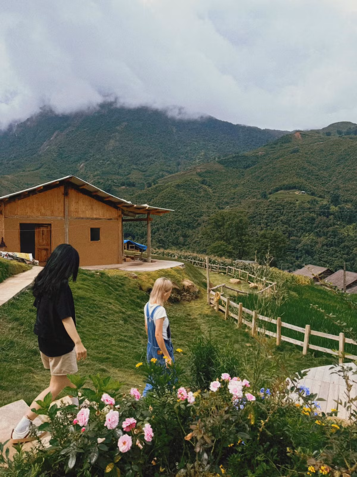 Nhiều du khách chọn trải nghiệm mặc trang phục truyền thống của người H’Mông, Dao, Giáy – những dân tộc bản địa tại Tả Van – để có thêm chất riêng cho bộ ảnh. Các hoạt động như nhuộm vải chàm, làm bánh dày, học dệt thổ cẩm… cũng là điểm nhấn giúp du khách “chill” theo cách thật bản địa.