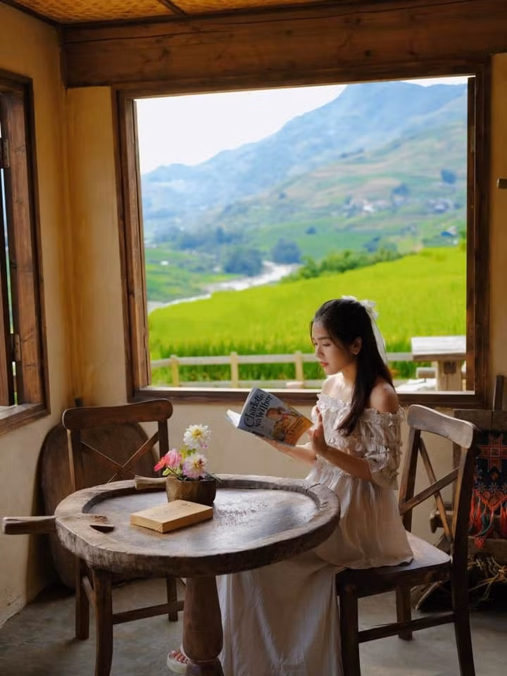 Điểm hấp dẫn ở Tả Van là mỗi bước chân đều có thể dẫn đến một góc sống ảo lý tưởng. Cây cầu gỗ bắc qua suối Mường Hoa là nơi được nhiều du khách chọn chụp ảnh cưới, ảnh đôi hoặc ảnh nghệ thuật. Ngoài ra, các homestay với kiến trúc gần gũi thiên nhiên, sân vườn rộng, view núi ruộng trập trùng cũng là những background lý tưởng cho bộ ảnh mùa hè “xanh mướt mát”. Ảnh Khánh Huyền