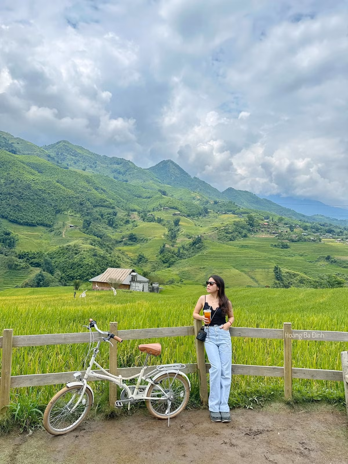 Để khám phá Tả Van mùa hè trọn vẹn, du khách nên đến vào khoảng tháng 5–8, khi thời tiết mát mẻ, lúa xanh non hoặc đang thì con gái – rất lý tưởng để chụp ảnh. Nên mang theo quần áo nhẹ, giày thể thao, mũ và kem chống nắng. Muốn lên hình theo phong cách dân tộc, có thể thuê trang phục tại homestay trong bản. Từ Hà Nội, có thể đi tàu hoặc xe khách lên Sa Pa, sau đó thuê xe máy hoặc taxi vào bản (khoảng 10km). Nếu thích trekking, đường đi bộ từ Lao Chải sang Tả Van dài 5km, cảnh sắc hữu tình, nhiều góc check-in đẹp.