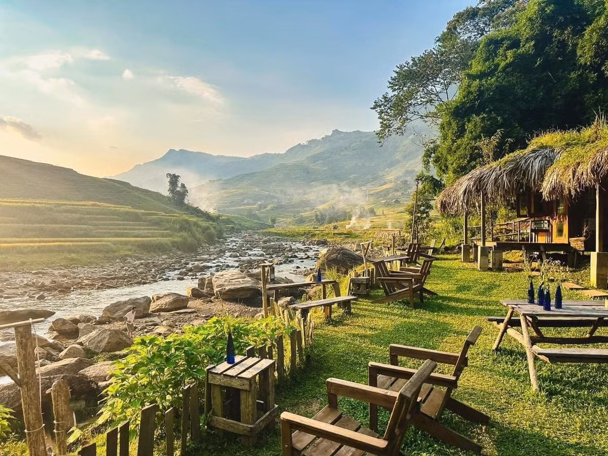 Không quá đông đúc như trung tâm Sa Pa, Tả Van mang đến cảm giác gần gũi và yên tĩnh. Những con đường đất đỏ ngoằn ngoèo xuyên qua cánh đồng lúa non mướt mắt, dòng suối Mường Hoa uốn lượn qua bản làng, mái nhà gỗ thấp thoáng giữa những đồi cây – tất cả tạo nên khung cảnh vừa mộc mạc, vừa nên thơ. Ảnh Kim Phượng