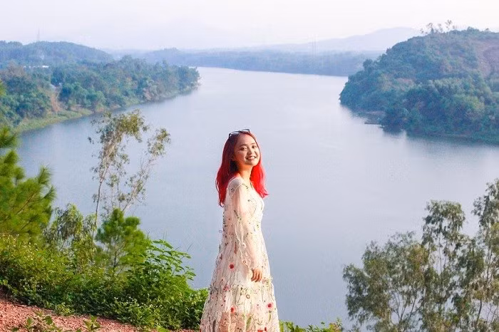 Để tận hưởng hết vẻ đẹp của đồi Vọng Cảnh, thời điểm lý tưởng nhất để ghé thăm là vào buổi sáng sớm hoặc lúc hoàng hôn. Khi mặt trời ló rạng hoặc dần khuất sau rặng núi, ánh sáng dịu nhẹ trải xuống mặt sông, phản chiếu vào làn sương mỏng, tạo nên một khung cảnh huyền ảo và đầy chất thơ. Ảnh dulich