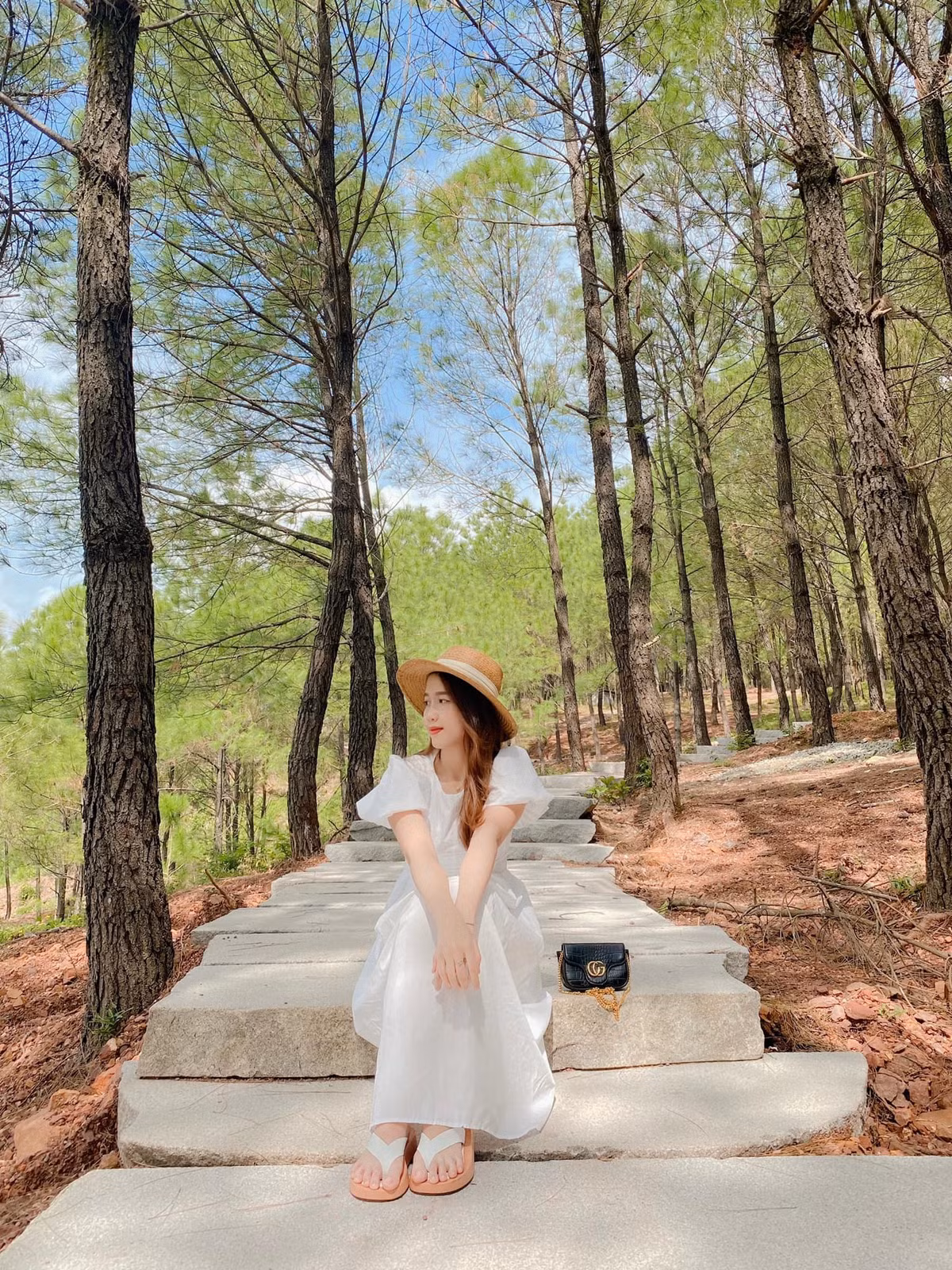 Nhiều du khách từng ghé thăm đều để lại những cảm xúc khó quên. Chị Mai Phương (TP HCM) chia sẻ: “Tôi yêu đồi Vọng Cảnh hơn cả Đại Nội. Ở đây không đông đúc, rất đỗi an yên, đứng nhìn sông Hương mà có cảm giác như thời gian chậm lại. Ảnh Hải Vân