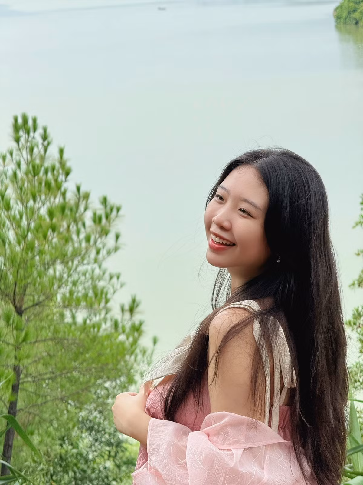 Gợi ý lịch trình sáng khám phá non nước xứ Huế: 6h30 xuất phát từ trung tâm TP Huế, hít thở không khí trong lành. 7h00 tham quan lăng Tự Đức – công trình đẹp bậc nhất triều Nguyễn. 8h15 đến đồi Vọng Cảnh, ngắm cảnh, chụp ảnh và thư giãn dưới tán thông. Kết thúc buổi sáng bằng việc ghé điện Hòn Chén hoặc thưởng thức bún bò, bánh bèo, bánh nậm – đặc sản trứ danh xứ Huế. Ảnh Phúc Yên