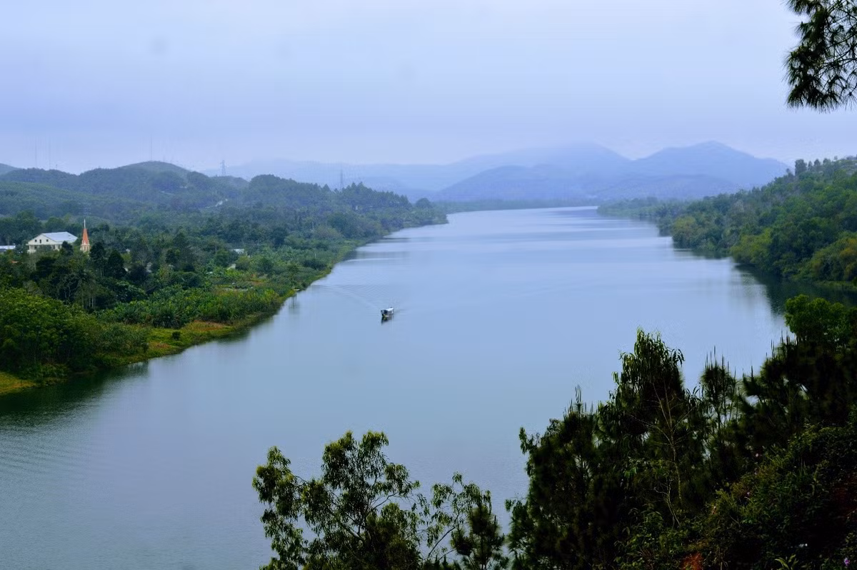 Từ đỉnh đồi, sông Hương hiện ra mềm mại như một dải lụa, uốn quanh những mái nhà cổ kính và khu lăng tẩm rêu phong. Ảnh Hải Vân
