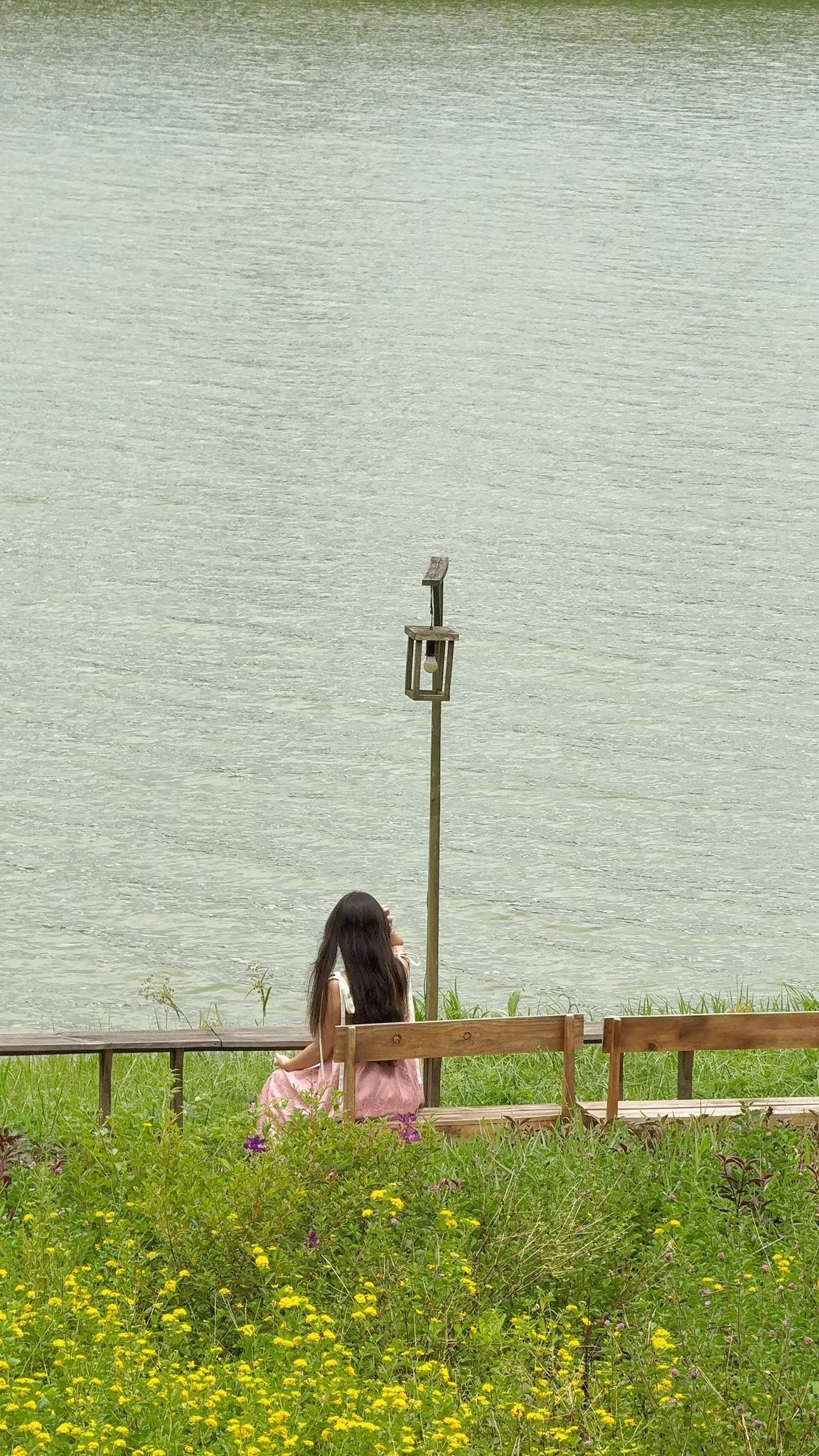 Không cần mua vé vào cửa, du khách có thể dễ dàng di chuyển bằng xe máy hoặc ô tô nhỏ lên đồi. Một buổi sáng thong thả hoặc chiều nhẹ nhàng với cuốn sách yêu thích, một tấm khăn nhỏ để ngồi dưới tán thông, vài món ăn nhẹ – thế là đủ cho một cuộc “đi trốn” ngắn khỏi bộn bề cuộc sống. Ảnh Phúc Yên