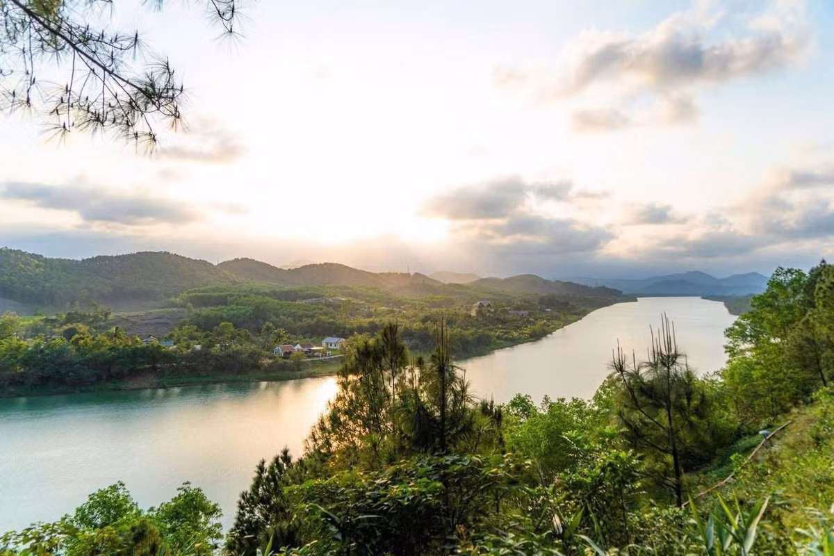 Nằm yên bình bên dòng Hương Giang, nơi đây như một góc lặng của Huế, nơi thời gian dường như trôi chậm lại, cho phép du khách tạm gác những ồn ào phố thị để hòa mình vào thiên nhiên và hoài niệm. Ảnh Traveloka