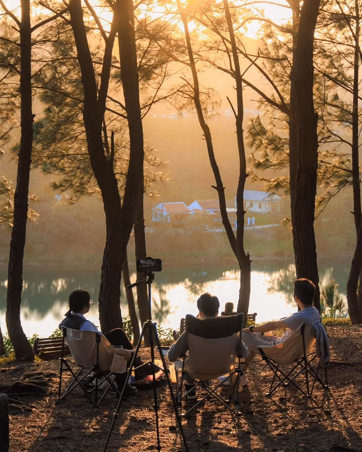 Mùa đông, gió lạnh thổi về mang theo chút man mác của miền đất kinh kỳ xưa cũ. Chính vì vậy, nơi đây luôn thu hút những ai yêu thích thiên nhiên và tìm kiếm sự tĩnh tại trong tâm hồn. Ảnh dulich