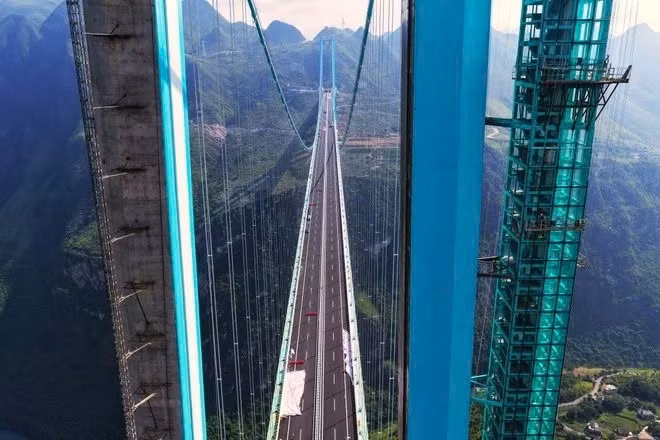 Đối với những ai ưa cảm giác mạnh, cầu Hoa Giang cũng cung cấp nhiều hoạt động mạo hiểm: nhảy bungee, trải nghiệm nhảy dù ở độ cao thấp, hoặc thử đi thăng bằng trên không. Ảnh VCG